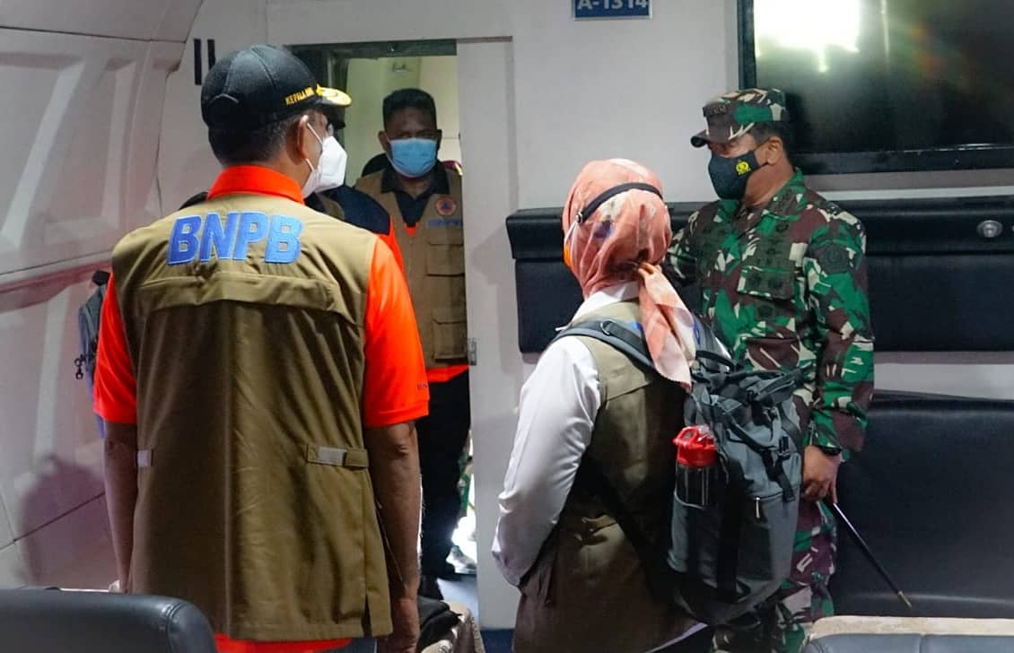 Puspen_TNI's tweet photo. TNI mengirimkan sejumlah prajurit dan Alutsista dalam rangka membantu korban bencana gempa bumi yang terjadi di Kabupaten Majene dan Mamuju, Sulawesi Barat, Jumat (15/1/2021) dini hari, dengan kekuatan Magnitudo (M) 6,2.

#tni #puspentni #alutsista #gempabumi #tniuntukrakyat https://t.co/xN8XNVBbTu
