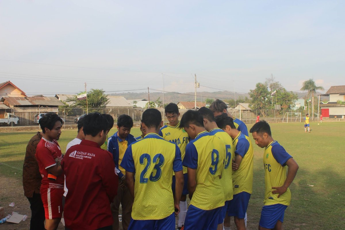 2) Terpesona dengan Religion Culture di Sepakbola IndonesiaMereka kadang bertanya "mengapa kalau pemain indo minum sambil duduk?" "mengapa ada ritual doa sebelum latihan? ". Susah untuk menjelakannya namun itu yang membuat mereka bilang Indonesia punya daya tarik spesial.