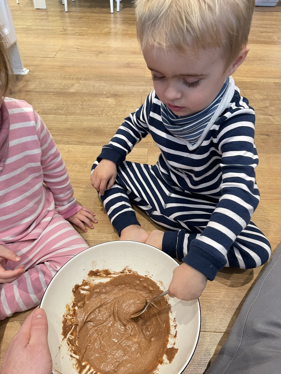 Freddy_Young13's tweet photo. Making cupcakes with daddy #daddydaycare #cupcakemaking https://t.co/4uFRTP07TZ