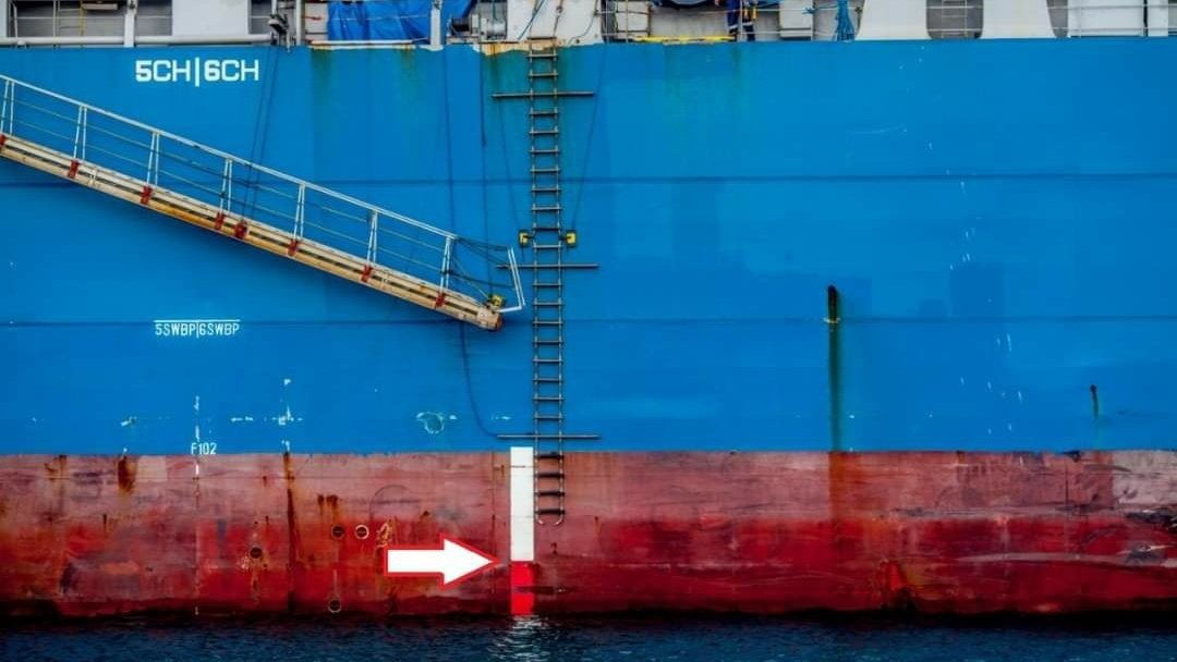 praticagemdobr's tweet image. Quando a marca vermelha surge no costado, significa que a borda livre do navio está com mais de nove metros, sendo necessário um meio combinado de embarque e desembarque: escada de quebra-peito + escada de portaló. 
#PilotMark #PilotLine #Pilotage #Praticagem