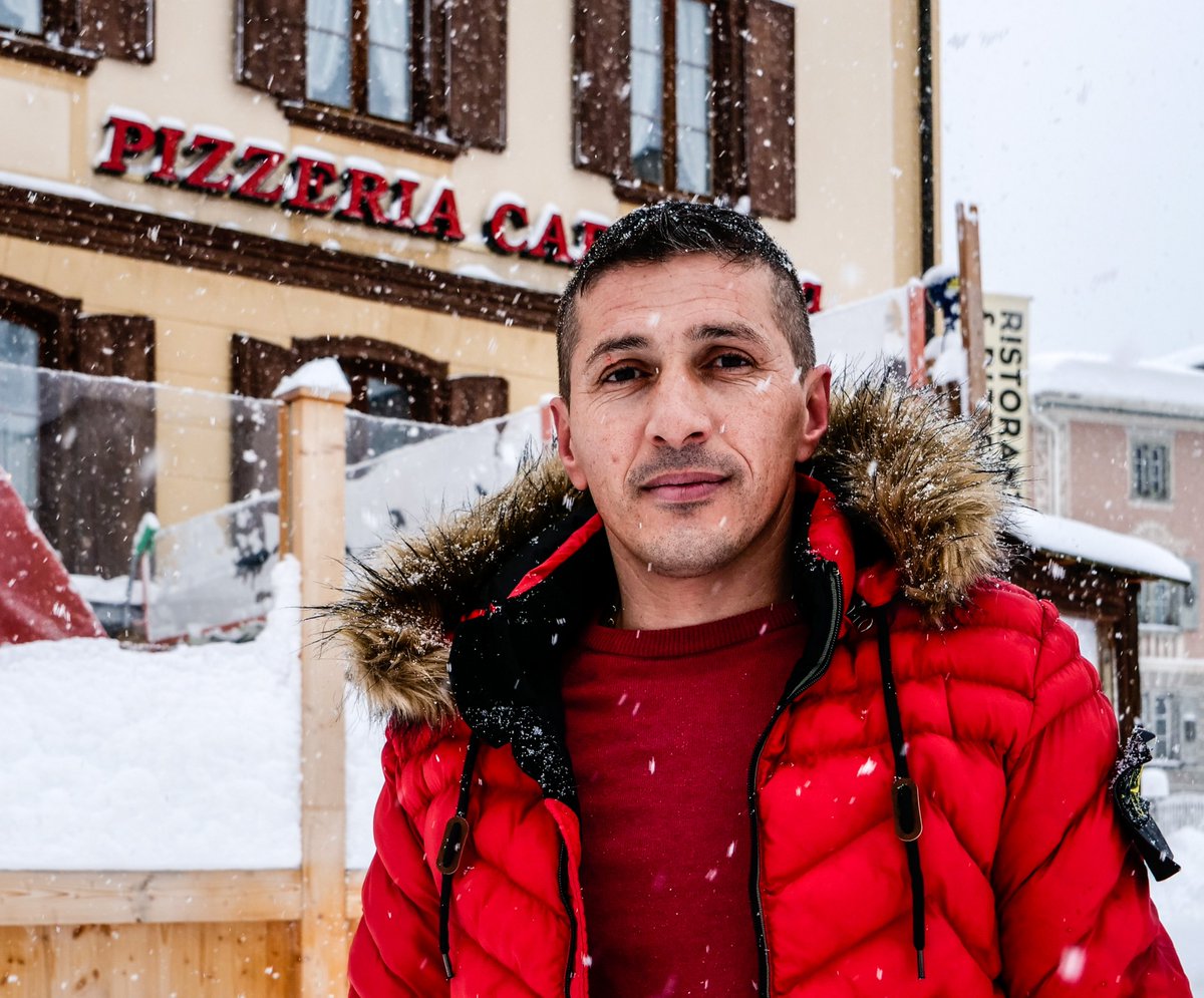 JonDuschletta's tweet photo. Es ist zum Verzweifeln. Der 45-jährige Ziberi Satki betreibt in Zernez die Pizzeria Mirta und das Center da Sport. Letzteres musste er im Dezember nach nur drei Betriebstagen auf behördliche Anordnung hin schon wieder schliessen. Trotz Take-away reichts nirgends hin. https://t.co/Q67DbmPTMs