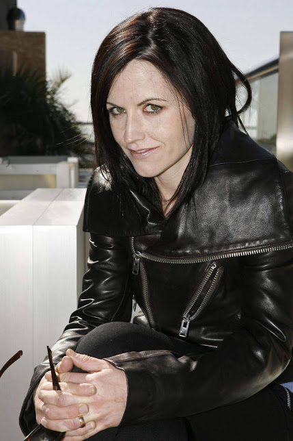 Skull_of_Rock's tweet photo. 15 de enero de 2018. Muere Dolores O'Riordan en Londres, Reino Unido. Fue una cantante irlandesa, conocida por ser la vocalista femenina de la banda de rock The Cranberries. Nacida en Limerick en 1971, O'Riordan se unió a The Cranberries en https://t.co/dFTCYIzK7i https://t.co/3qQdLro71d