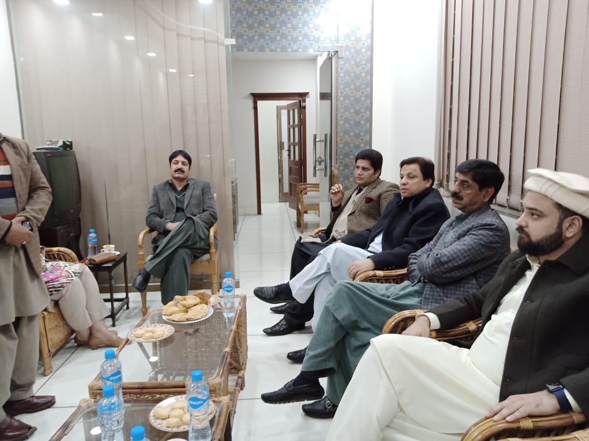 MehrKamran11's tweet photo. پاکستان تحریک انصاف میٹروپولیٹن راولپنڈی کےصدر کی میٹنگ لیبر ونگ کے صدر راجہ ناصر کیانی کے آفس میں
#Labouerwing
#walfairwing
#womanwing
#trederwing
#sportescultuewing
#motherwing
#ptimetropolitanrwp
@SaifullahNyazee 
@MalikWa83980804 
@PTIofficial 
@PakPMO https://t.co/jWLEAGx9t1