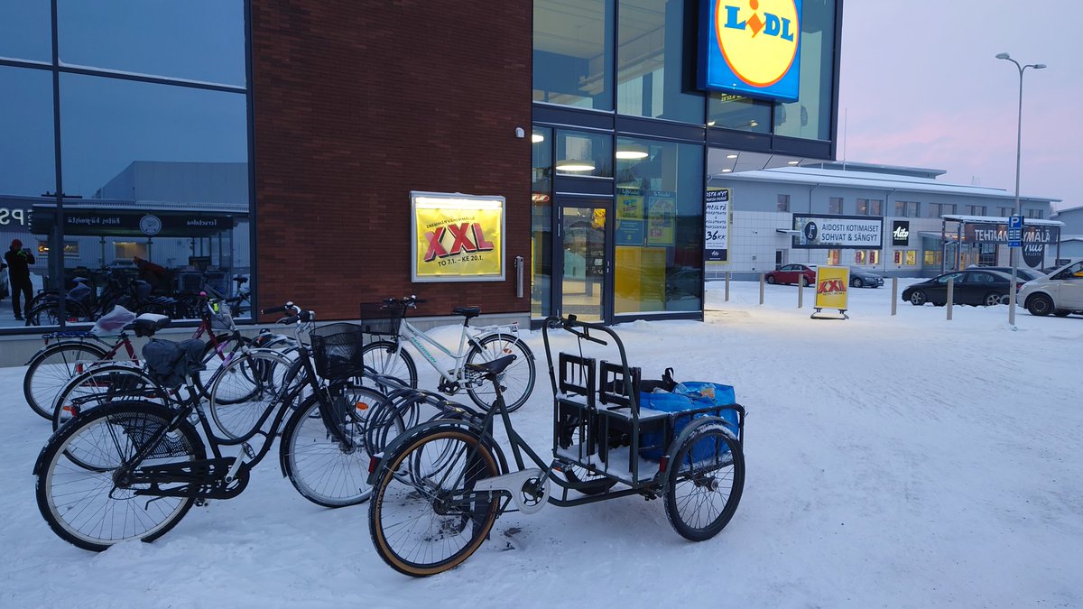 After a total of 1.3 km of riding, we're at the destination. There is also a smaller supermarket half the distance from my place, but the gift card I had is for Lidl. The bike racks are not too good and there's not enough of them. I'm here early to avoid crowds & Covid. 8/x