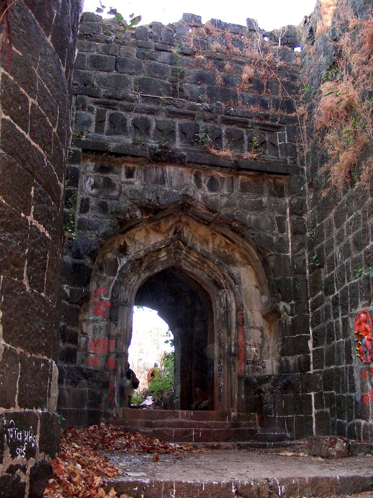 *THREAD*Suvarnadurg is a fort that is located between Mumbai and Goa along the West Coast The literal meaning of Suvanadurga is “Golden Fort” as it was considered as the pride or the “feather in the golden cap of Marathas“.