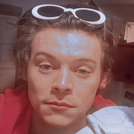 hstylespics's tweet photo. harry styles + the iconic sunglasses https://t.co/i4aVg1l84d
