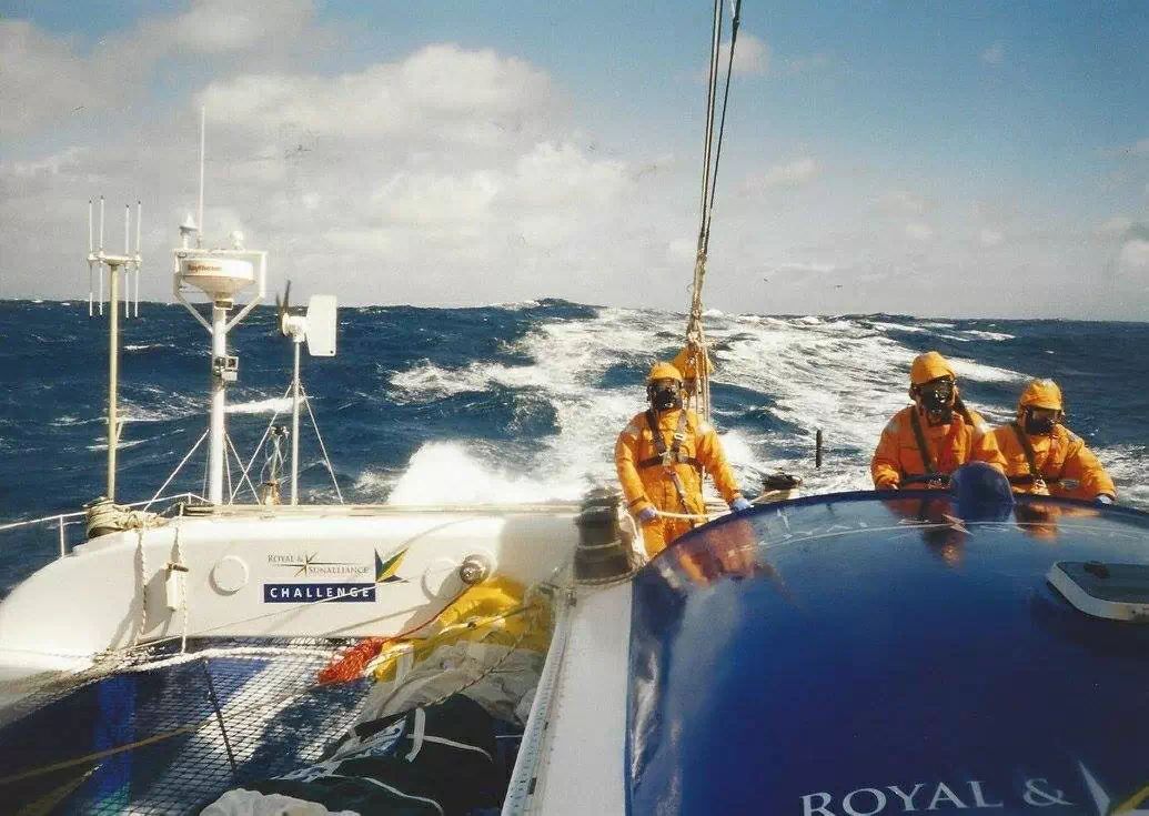 initiativecoeur's tweet photo. 💬 "À 8h50, le 18 mars 1998, ici-même, mes rêves de 1er tour du monde se brisaient en même temps que notre mât. Je n’oublierai jamais mon 1er Trophée Jules Verne, qui a guidé ma carrière, ni mes coéquipières dont @MerronMiranda et @TracyEdwardsMBE. À l'importance des modèles 🥂" https://t.co/zizSi5iOLr