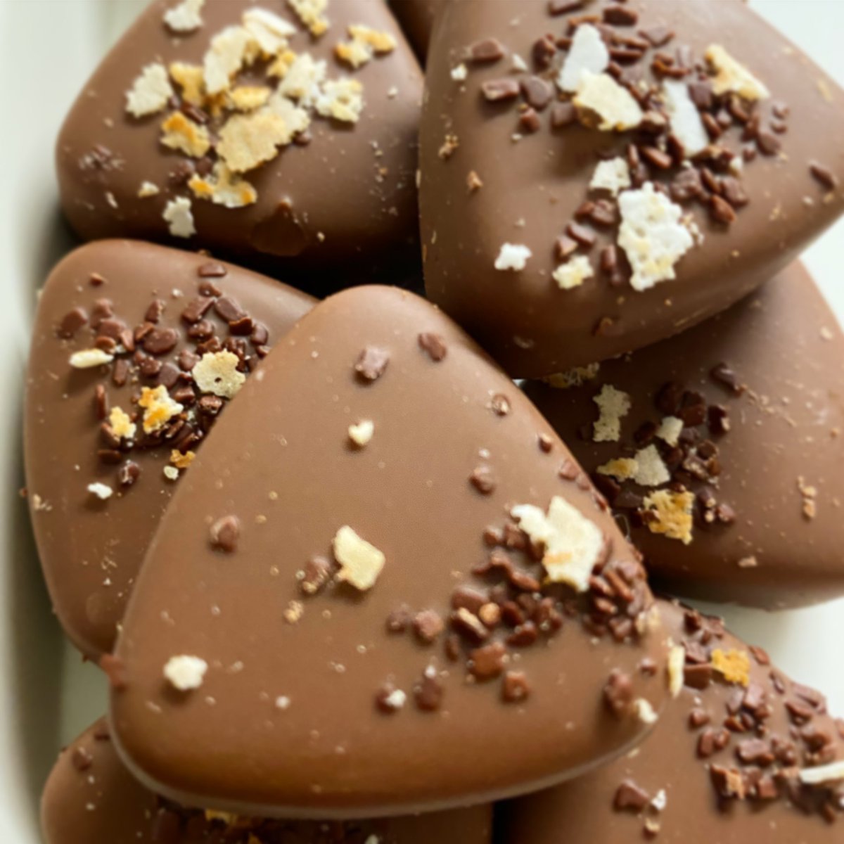 Castle_Chocs's tweet photo. 🌟 NEW! 🌟 Just added to our range, Milk Chocolate with a Cookie Dough centre! 
Use code VEGANUARY15 to get 15% off everything on the website! (Even the non plant based chocolates!) 
https://t.co/yFC5XqQkWo #cookiedough #chocolates #arundel #sussex #shoplocal #shopsmall #sussex https://t.co/An0ch8m93J
