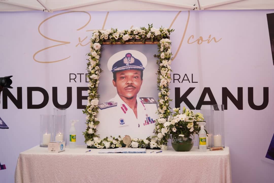 Today, I paid a condolence visit to the family of former Military Governor of Lagos State, Rear Admiral Ndubuisi Kanu. 

The late statesman supported this administration from day one and he was a man that I personally respected.