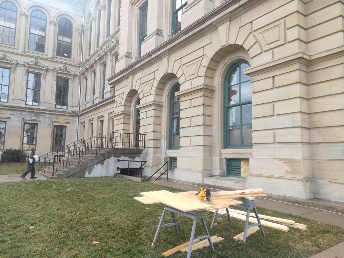 SpringfieldLeak's tweet photo. Currently, workers at the downtown Capitol Building in Springfield, Illinois are boarding up the windows in anticipation of possible Trump Supporters/Rioters. https://t.co/oyqZANg604