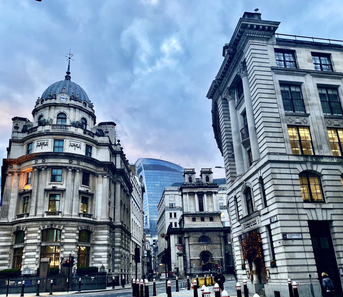 alex_kidd1985's tweet photo. #Snapshotoflife time 📸 Well that was WC 10/01 Friday is done ✅ there was a Almond croissant 🥐 stunning skyline, the ruins of what once was & the River Fleet #Croissant #WalkieTalkie #LondonWall #HolbornViaduct #RiverFleet https://t.co/zQpWgI3nKk