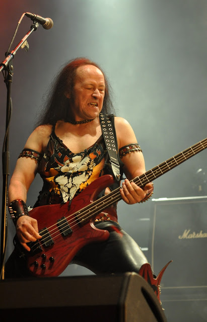Skull_of_Rock's tweet photo. 15 de enero de 1963. Nace Conrad Thomas Lant, de nombre artistico Cronos, en Londres, Reino Unido. Es el bajista y vocalista de la banda de heavy metal Venom. Su pseudónimo lo tomó de un dios de la mitología griega. En 1989 inició su carrera solista, pero https://t.co/ec5r0NNLNW https://t.co/UtA8JgswvQ