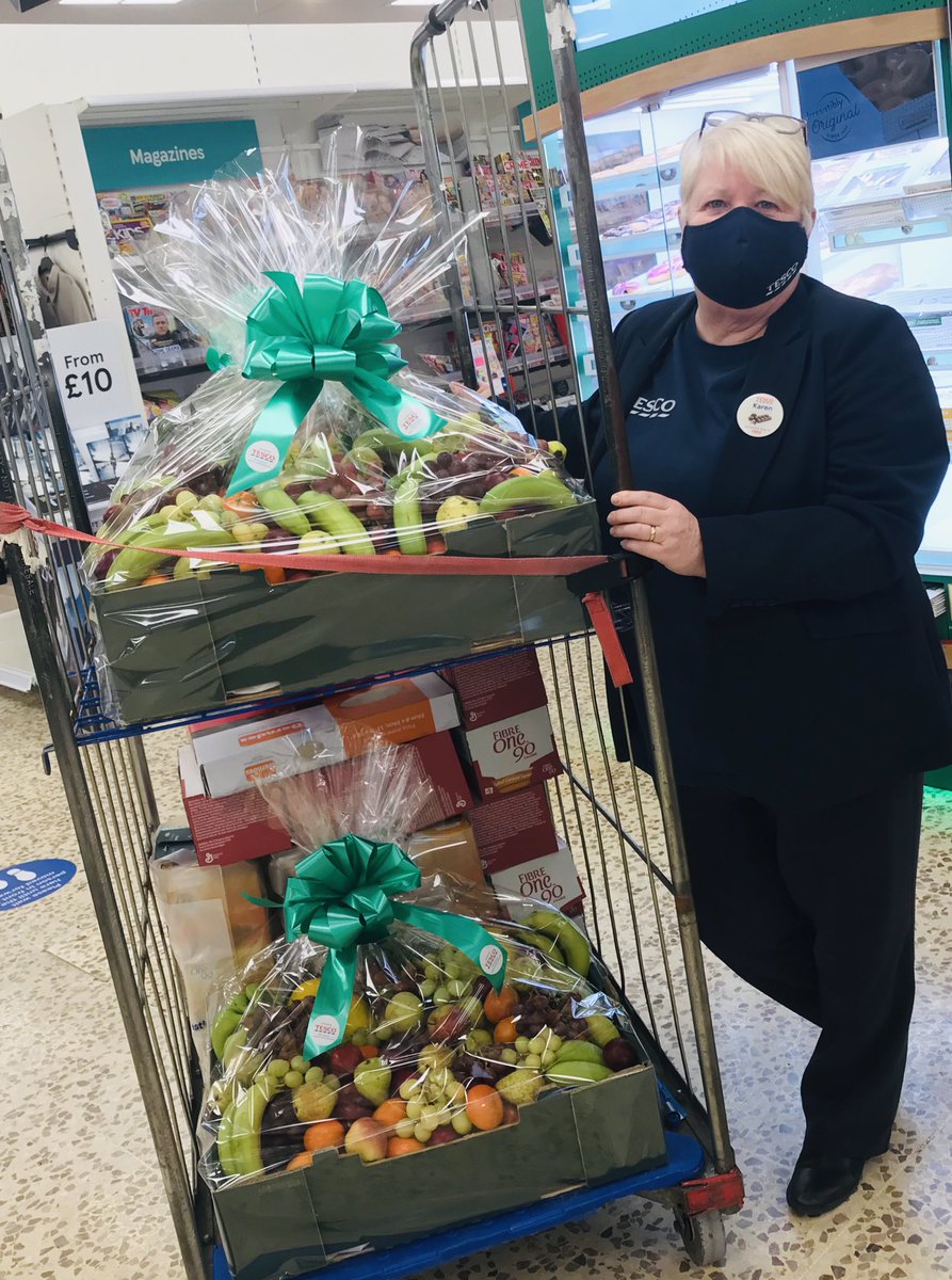 KarenLinley_'s tweet photo. This week @Tesco #Dunstable we have been out delivering healthy fruit hampers &amp; snacks to the children &amp; key workers in our local community 🍇🍏🍓🥝🍐🍎🍍🍌🍏@chantryprimary @AzaleaLuton @BeecroftAcademy @TSLTValeAcademy @HighSheriffBeds @Samsanderson10 @murphy_lee01 @tesconews https://t.co/Y0ee81sciP