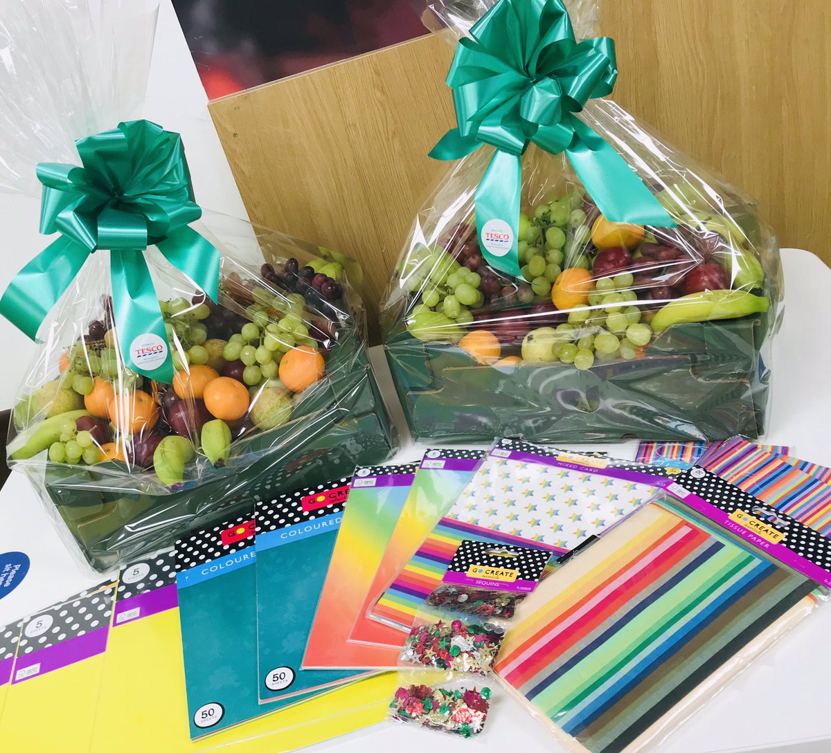 KarenLinley_'s tweet photo. This week @Tesco #Dunstable we have been out delivering healthy fruit hampers &amp; snacks to the children &amp; key workers in our local community 🍇🍏🍓🥝🍐🍎🍍🍌🍏@chantryprimary @AzaleaLuton @BeecroftAcademy @TSLTValeAcademy @HighSheriffBeds @Samsanderson10 @murphy_lee01 @tesconews https://t.co/Y0ee81sciP