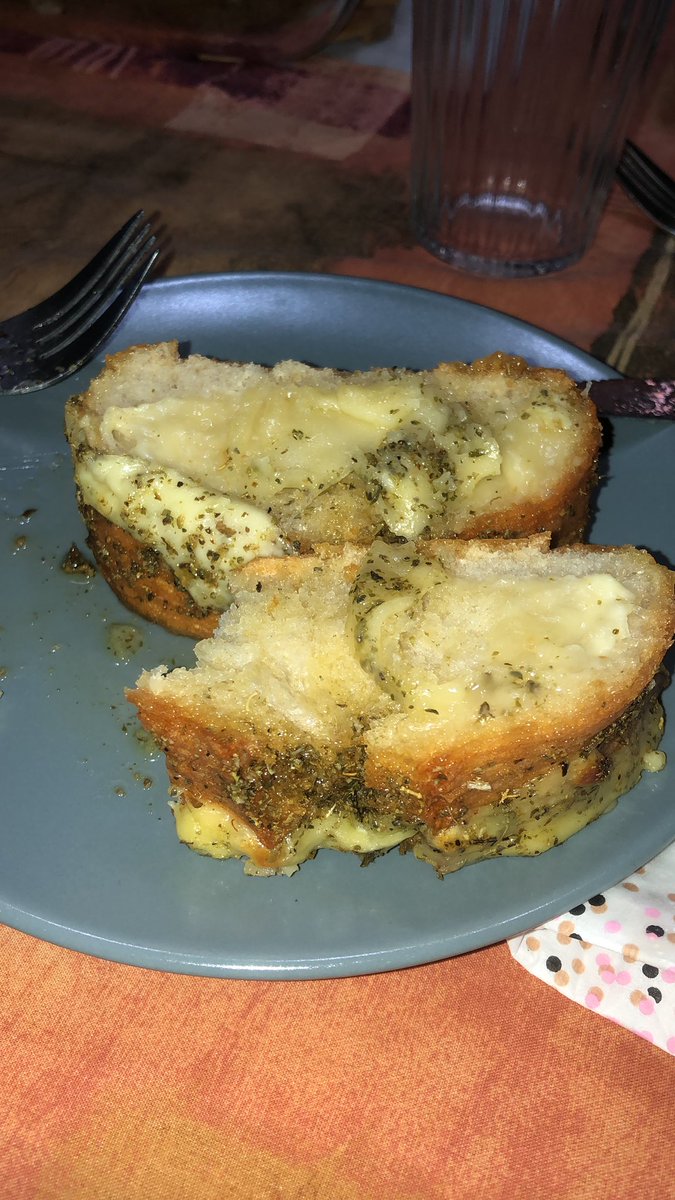 mi padre y yo hemos hecho pan de ajo con queso y creo que deberíais verlo