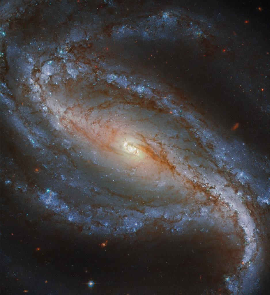 At 67 million light-years away, NGC 613 is a stunning example of a barred spiral galaxy. It’s easy to distinguish the galaxy as such because of its well-defined central bar and long arms, which spiral loosely around the nucleus: go.nasa.gov/2Nbr9CB #HubbleFriday