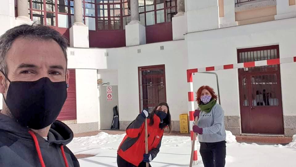 "Al mal tiempo❄️, buena cara😜" 
El Equipo Directivo junto a dos operarios del Ayuntamiento, hemos abierto los caminos al colegio. 
La Comunidad de Madrid no permite el acceso a las familias por cuestiones de seguridad. #Filomena  #VueltaAlColeSegura #2021