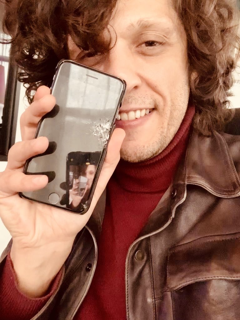 MetaErmal's tweet photo. Leggendo i vostri commenti mi sono emozionato, mi è caduto il telefono e si è spaccato! 😂😂😂 che boomer https://t.co/5pWIjq6FfC