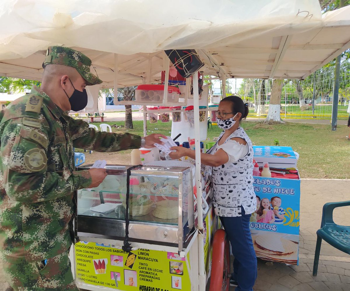 COL_EJERCITO's tweet photo. #ParaDestacar | A través de la entrega de 200 volantes, soldados de @Ejercito_Div4 y @Ejercito_CAAID, fortalecen la campaña de #PrevenciónYAcción con mensajes puerta a puerta en la zona comercial de Puerto Rico, #Meta.

Juntos contra la #Covid-19. 

#OperaciónSanRoque https://t.co/h7Yf7PfEPS