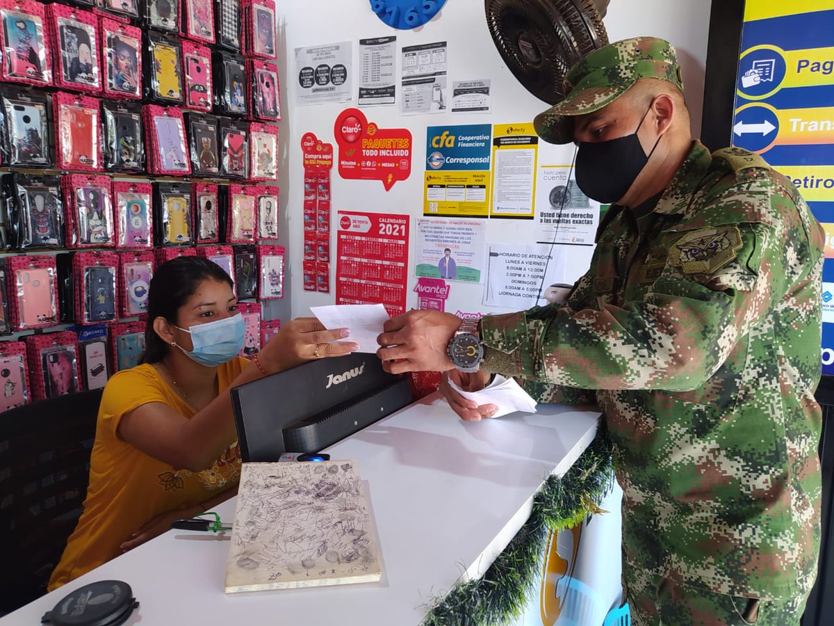 COL_EJERCITO's tweet photo. #ParaDestacar | A través de la entrega de 200 volantes, soldados de @Ejercito_Div4 y @Ejercito_CAAID, fortalecen la campaña de #PrevenciónYAcción con mensajes puerta a puerta en la zona comercial de Puerto Rico, #Meta.

Juntos contra la #Covid-19. 

#OperaciónSanRoque https://t.co/h7Yf7PfEPS