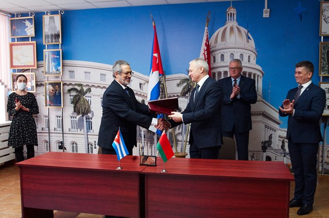 DriMined's tweet photo. Firmado Memorando de Cooperación entre Inst de Educación Profesional de Mined-Belarus y Dirección Enseñaza Técnica-Profesional de @MinedCuba, con presencia de Ministro de Educación Igor Karpenko y Embajador de @EmbaCubaBelarus Juan Valdés @CubaMinrex @elsa_ena @MINCEX_CUBA https://t.co/cCrj6H54gc