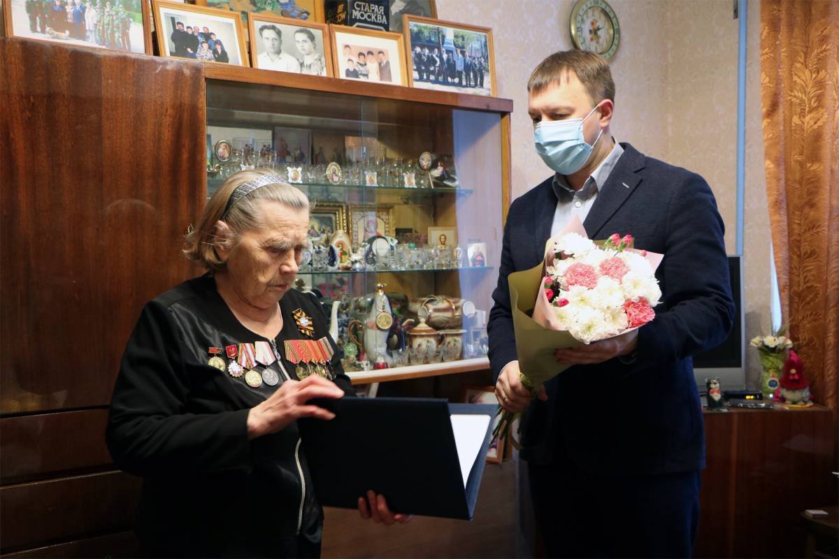 ivanovo_er's tweet photo. Сергей Низов поздравил с днем рождения одного из старейших членов партии «Единая Россия» в Ивановской области

Татьяне Петровне Кругловой из Кинешмы исполнилось 89 лет

https://t.co/HsKp8yf1Qn

#ЕР37 #ИвановскаяОбласть https://t.co/sFYShz7R2d