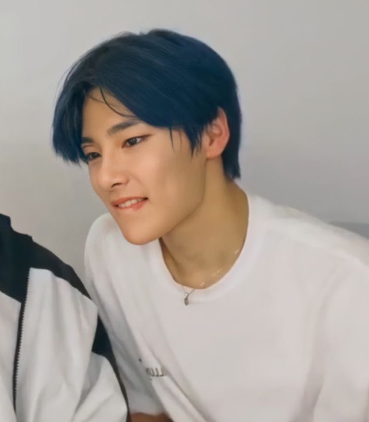 fluffshyunie's tweet photo. 19 year old jeongin is wilding https://t.co/ZpO7OcCgsh
