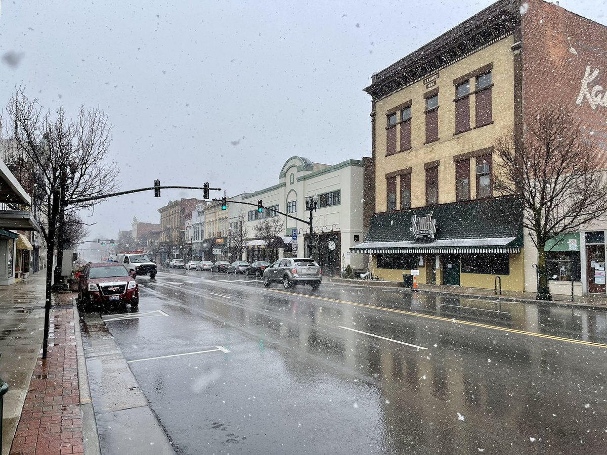 Can we just appreciate this #cute snowy downtown Bowling Green scene? #ourbg