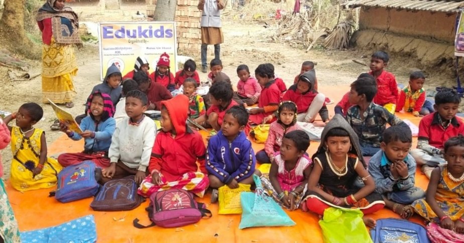 RaiseurhandIN's tweet photo. We started a program provides free tution for the poor kids including tution fees, rent, books, school dress, accessories like pen,pencil and everyday some snacks so that they attract and continue the journey we started for.
#education
#poor
#humanity
#letseducate
#edukids https://t.co/dCU55BTbP6