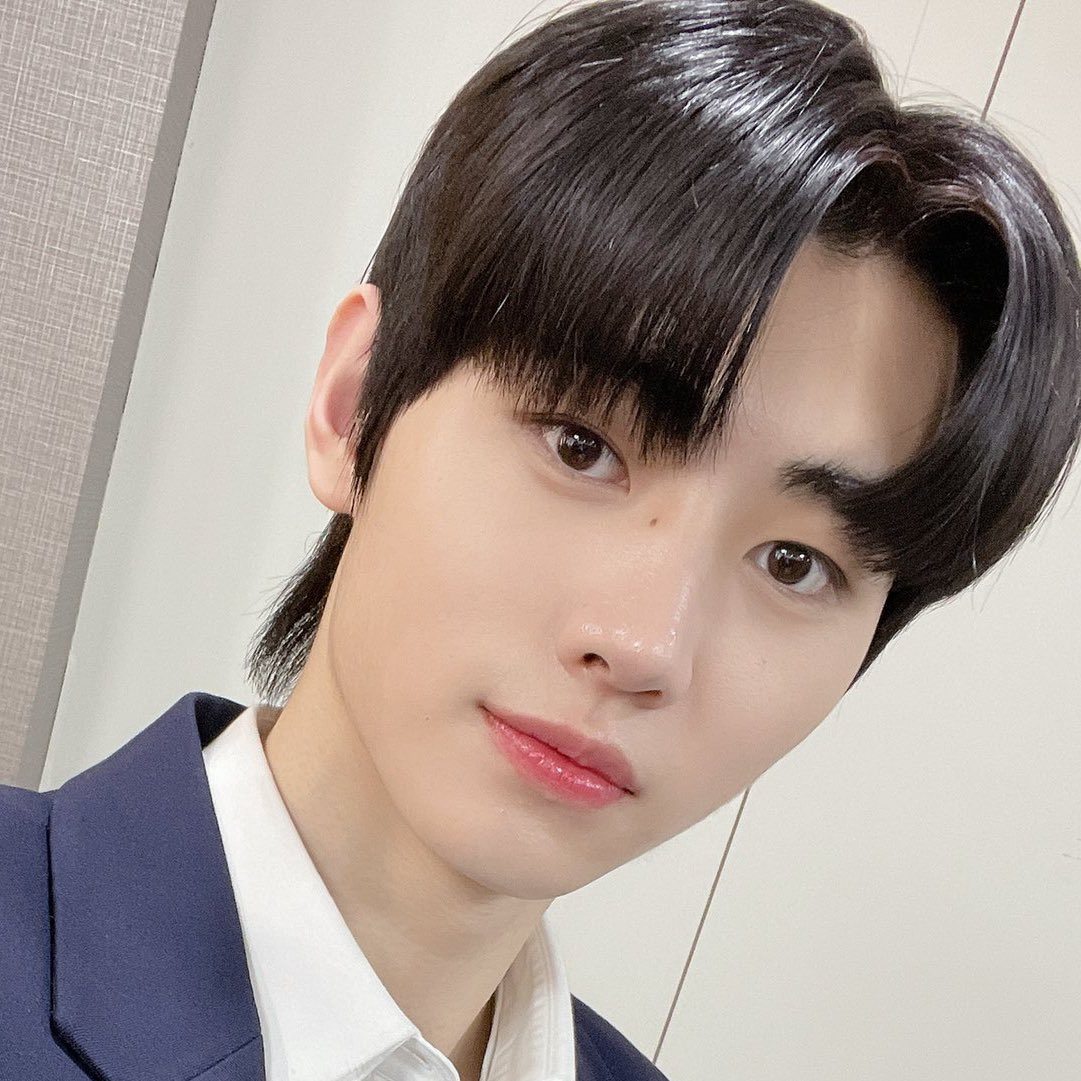 shiceprince's tweet photo. 👤 “Why is Sunghoon so handsomeㅜㅜㅜ“ 
“ Park Sunghoon is the first love material in pure manga we can only admit it Park milk 💜💜💜 “ 

🐧 thanks for noticing~! hehe 

yes ~ Sunghoon’s visuals like a real manga character ✊🏻 https://t.co/NJTcFMz0fm