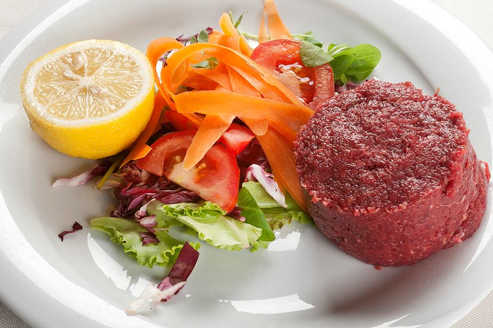 parmawelcomeoff's tweet photo. Oggi è #sabato e per i parmigiani c'è un appuntamento immancabile: quello in macelleria per acquistare il caval pist (cavallo pesto). Questa "tartare" di carne equina si mangia tradizionalmente condita con olio, sale e pepe.
#Parma #parmawelcome #parmacityofgastronomy #parmafood https://t.co/VyvkmXojTc