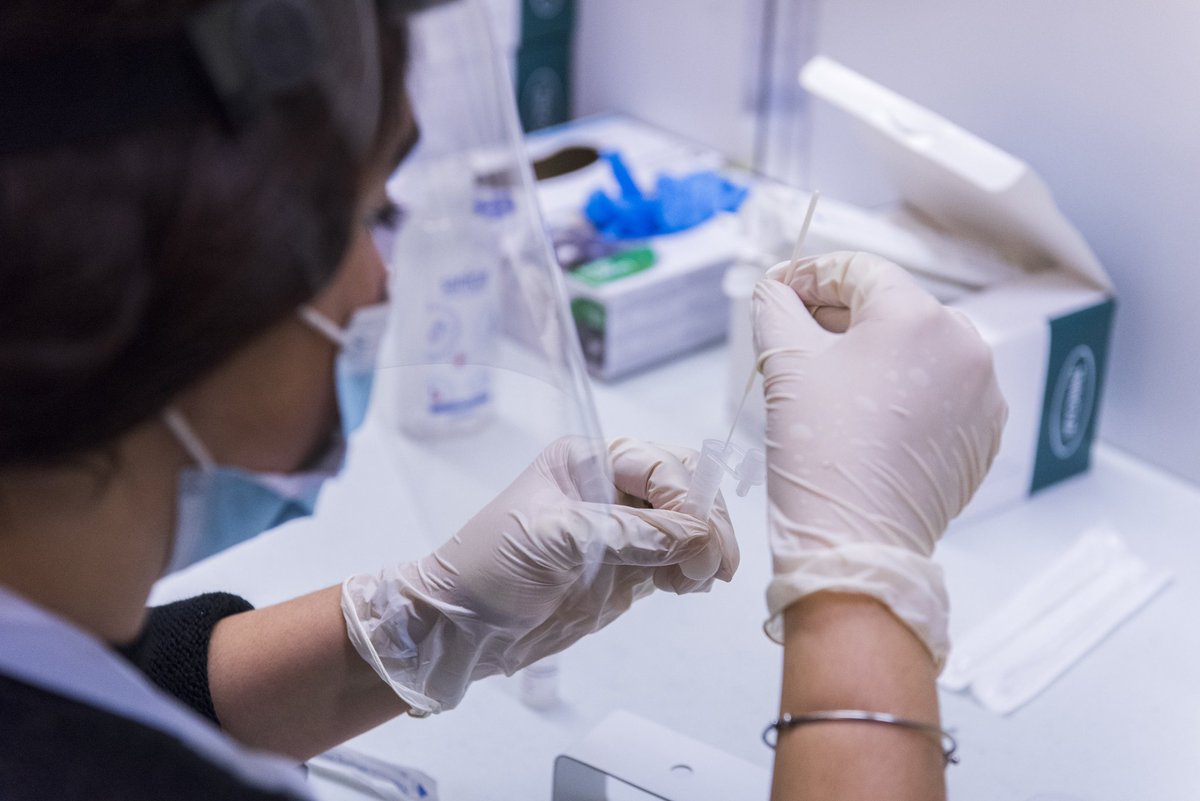 The tests are simple, safe & staff are there to guide people through. They are processed on site & results texted within an hour. Any positive result requires immediate self isolation & a further confirmatory test, but these rapid tests are a vital tool to help  #keephackneysafe.