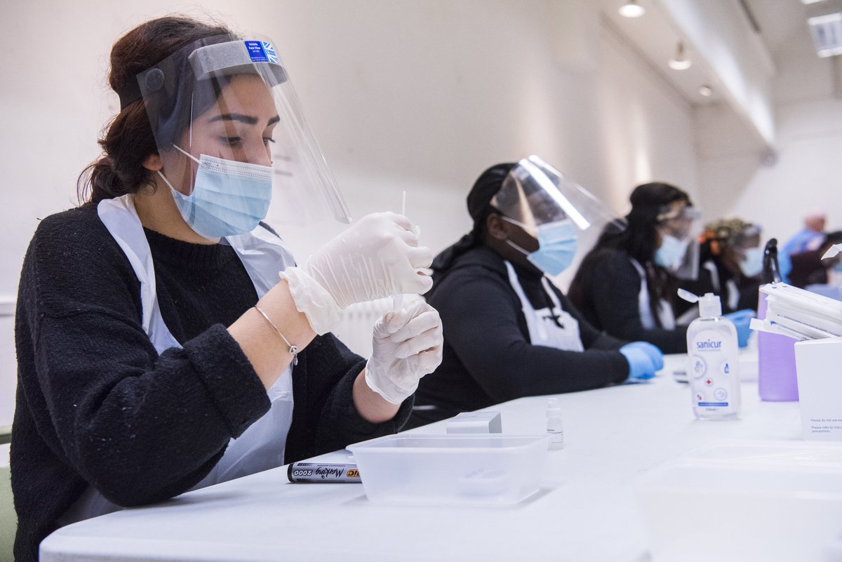 The tests are simple, safe & staff are there to guide people through. They are processed on site & results texted within an hour. Any positive result requires immediate self isolation & a further confirmatory test, but these rapid tests are a vital tool to help  #keephackneysafe.
