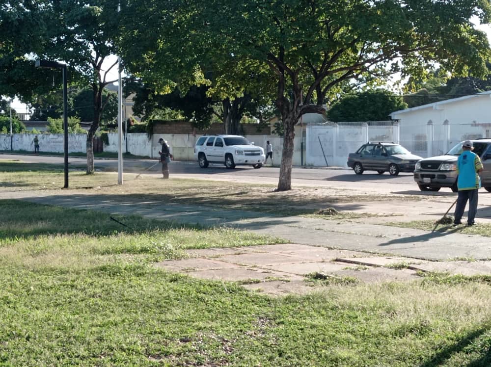 AlcaldiaAnaco's tweet photo. ¡Seguimos Avanzando en el Saneamiento Integral de #Anaco 💚💛❤️!

Nuestros equipos de #AnacoLimpio, se mantienen en la calle trabajando por un entorno saludable, en esta oportunidad se encuentran desplegados en las siguientes avenidas: 👇

✅Av. Venezuela
✅Av. JAA
✅Av. Miranda https://t.co/JFgrbpHDfq