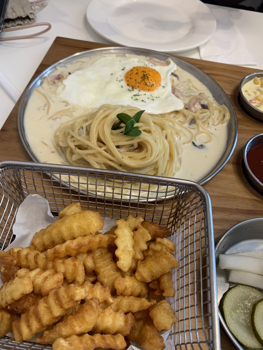 meriimiwa's tweet photo. Day 10 - วันสุดท้ายแล้วพาคุณนักแสดงมาทานอาหารเกาหลีฟิวชั่น Seoga&amp;cook อยู่ที่เซนทรัลเวิลด์ชั้น 7 ถ้ามาแนะนำให้สั่งชุดเซทนะทานได้ 2-3 คน อิ่มอร่อยกำลังพอดีเลย 🍝🍳🥘✨
#mykimseonho_mychristmas #KimSeonHo 
#thailandtourwithkimseonho 
#วันนี้พาคิมซอนโฮไปเที่ยว 
#Seogaandcook https://t.co/hCsXXl6VZN