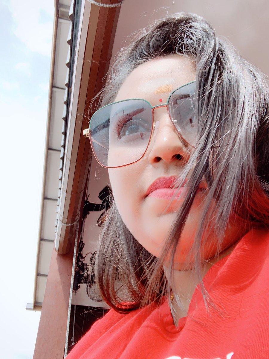 LAMYA1706's tweet photo. 💫Not everyone gets the same version of me. One person might tell you I’m an amazing beautiful sole. Another person will say I’m a cold hearted devil. Believe them both, I act accordingly.🔥#shadeslover #myshadesmystyle #happyvibesonly #sparkleandshine ✨ https://t.co/yEvqC6TmXc