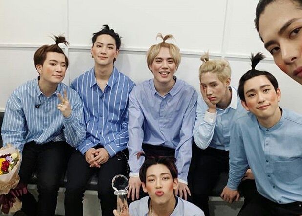 angelwings587's tweet photo. 💚💚 
#7YearsWithGOT7
#갓세븐포에버_아가새는어디안가
#GOT7 #IGOT7 @GOT7Official https://t.co/hgB8ygkcLI