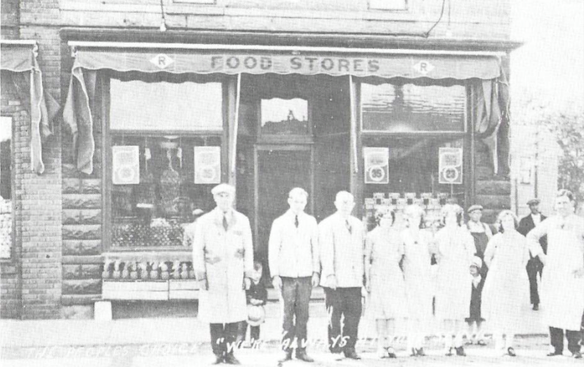 Pinconning_MI's tweet photo. From the 1972 Centennial Program. "BEFORE SUPERS-In the 1920's, Brazeau's was among the finest food markets." Does anyone know where this was located? 

#history #brazeaus #1920 #pinconningmi #pinconning #pinny #sunriseside #mihistory https://t.co/pUDruDee2s