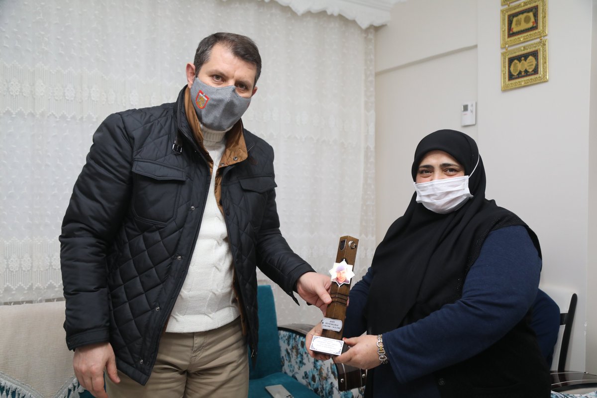 sivasvaliligi's tweet photo. Valimiz Salih Ayhan daha sonra, 12 Aralık 1989'da Şanlıurfa Siverek'te şehit düşen Piyade Onbaşı Fevzi Delibaş'ın hanesini ziyaret etti. Şehit düşen eşinden sonra 5 çocuk yetiştiren Mevlüde Delibaş'ın her zaman yanında olduğunu söyleyen Valimiz Ayhan, aileye sağlıklı ömür diledi. https://t.co/IvJeqP4vKj