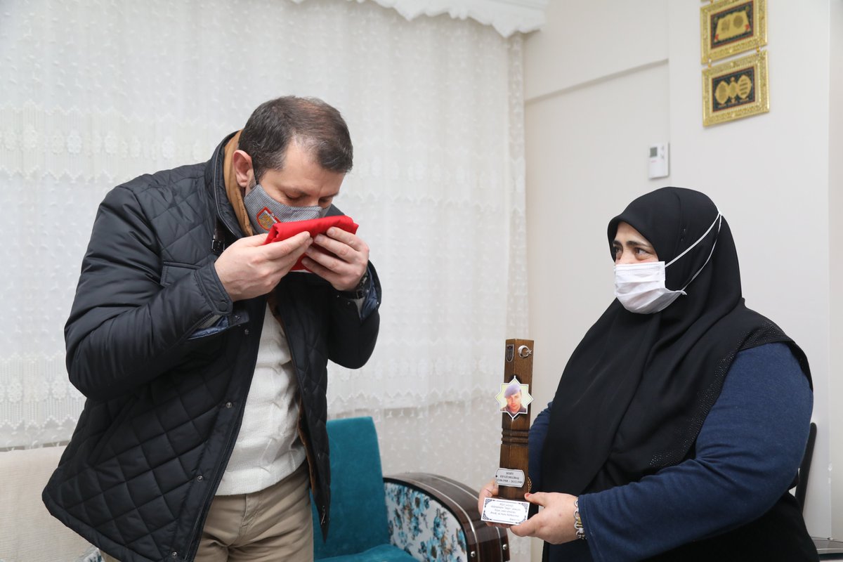 sivasvaliligi's tweet photo. Valimiz Salih Ayhan daha sonra, 12 Aralık 1989'da Şanlıurfa Siverek'te şehit düşen Piyade Onbaşı Fevzi Delibaş'ın hanesini ziyaret etti. Şehit düşen eşinden sonra 5 çocuk yetiştiren Mevlüde Delibaş'ın her zaman yanında olduğunu söyleyen Valimiz Ayhan, aileye sağlıklı ömür diledi. https://t.co/IvJeqP4vKj