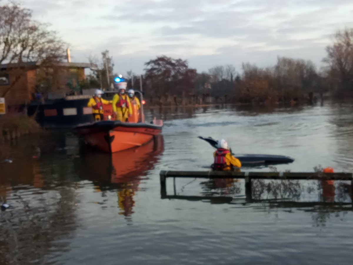 jmacrodgers's tweet image. A car swamped by the high tide on the #Thames at #Chiswick this afternoon @ChiswickW4