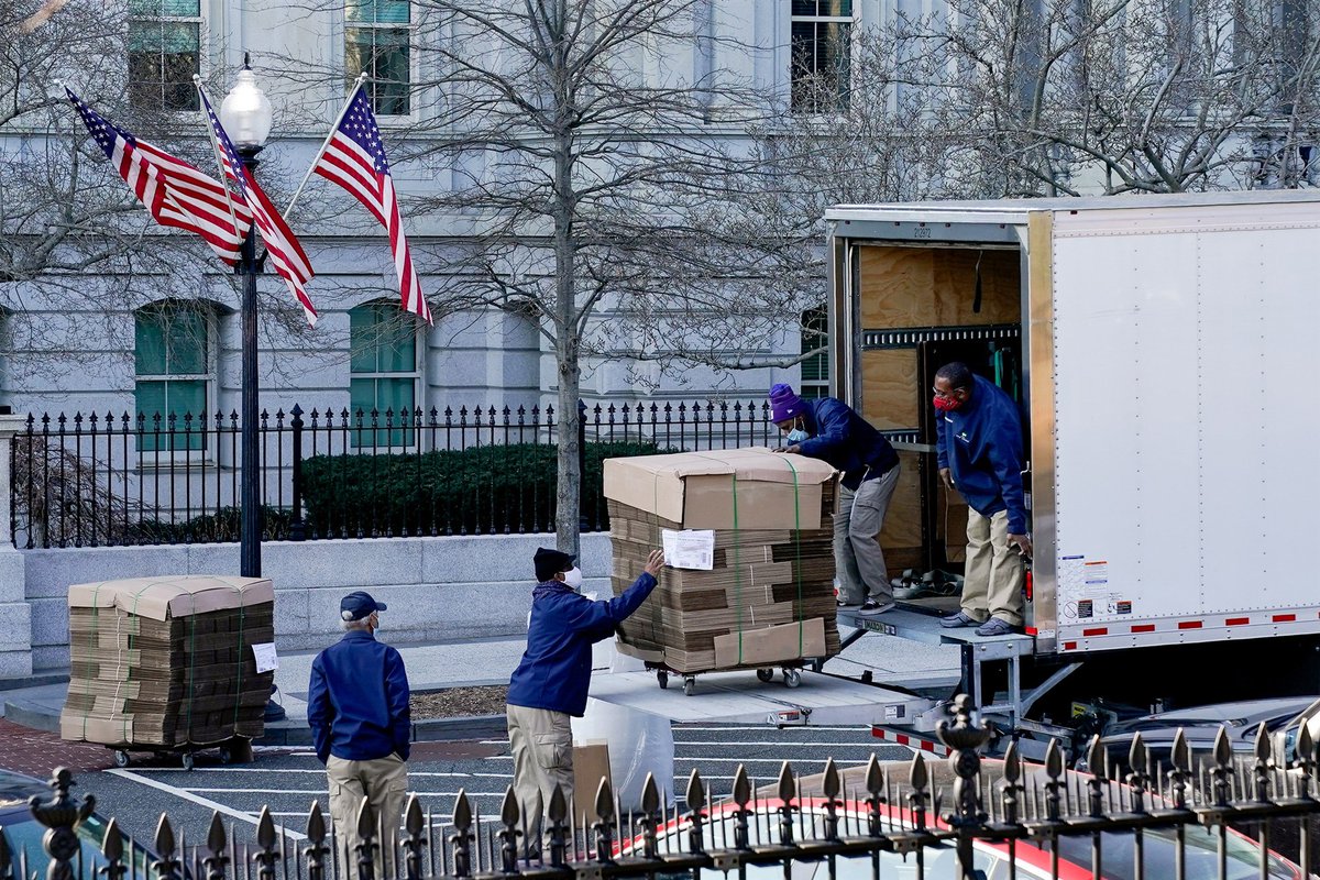 ianbremmer's tweet photo. The moving boxes have arrived at the White House 
 
📸: @erinscottphoto https://t.co/JwkuXPoOQM