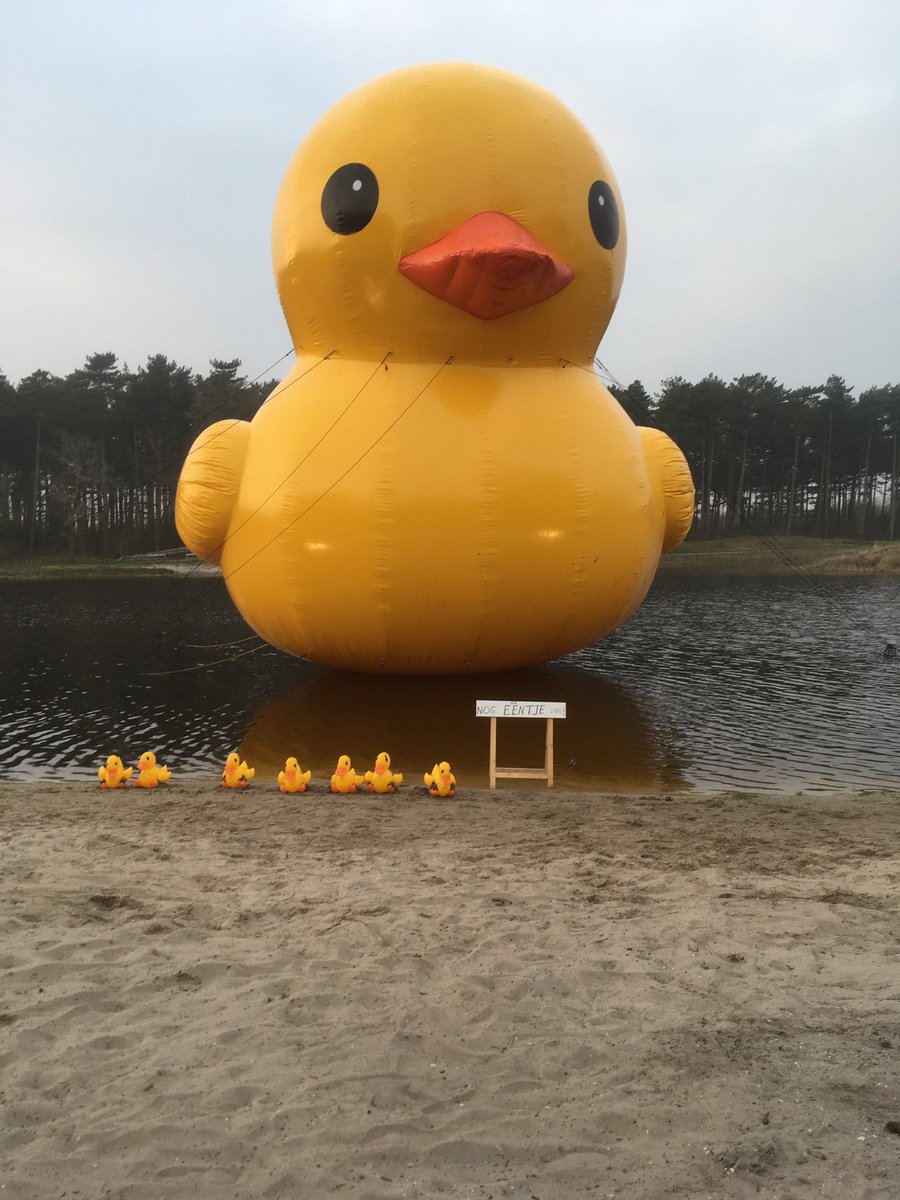 #Terschelling #Jan de Beer is helaas veel te vroeg overleden. De grote gangmaker bij Fjoertoer, Ecuador, IJsclub Noordpool en de grote ijsclub feesten, die onvergetelijk waren.
Laten wij hem niet vergeten.
Nooit meer nog eendje.
R.I.P.