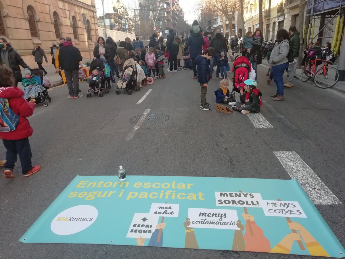 AlexUrrego3's tweet photo. No més #soroll als carrers #menys #cotxes. Tall al carrer #Entença @EXirinacs @AFAXirinacs #RecuperemLaCiutat #RevoltaEscolar menys #contaminación https://t.co/QcMfNeACdd