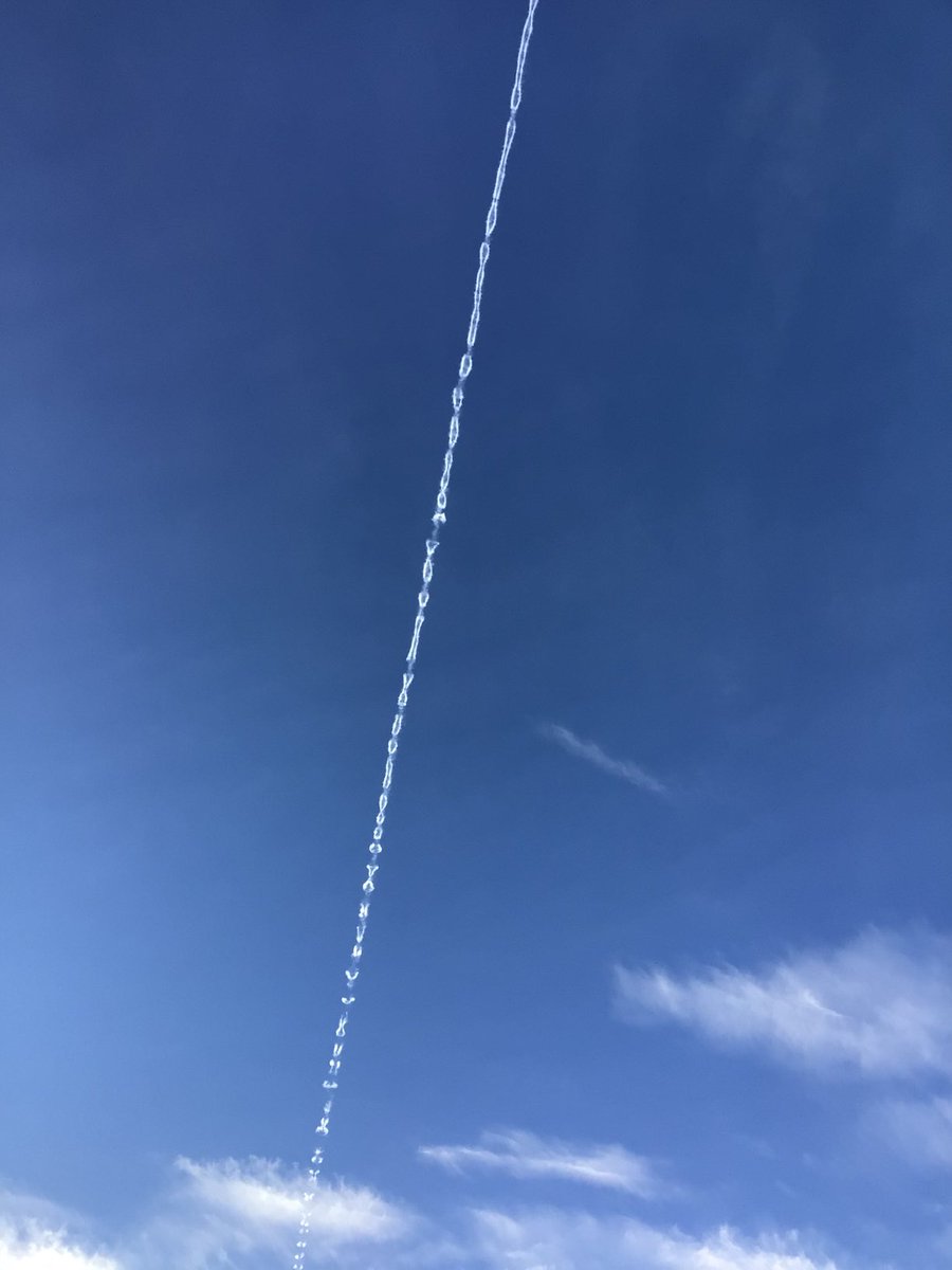 HowellsGb's tweet image. Interesting trail across the sky this afternoon!