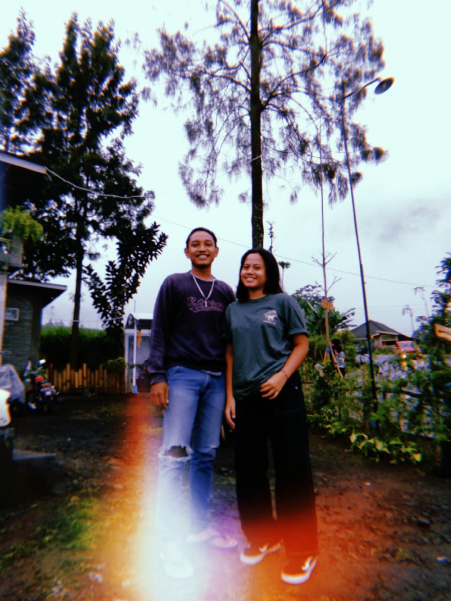 ComariahShasa's tweet photo. Jika suatu hari nanti aku pergi dulu jangan tangisi aku karena penyesalan tapi tangisi aku karena kamu pernah bahagia denganku walau tak selamanya.
Jaga diri ya! Harus tetep gendut🤗 https://t.co/aT7JIIMB1p