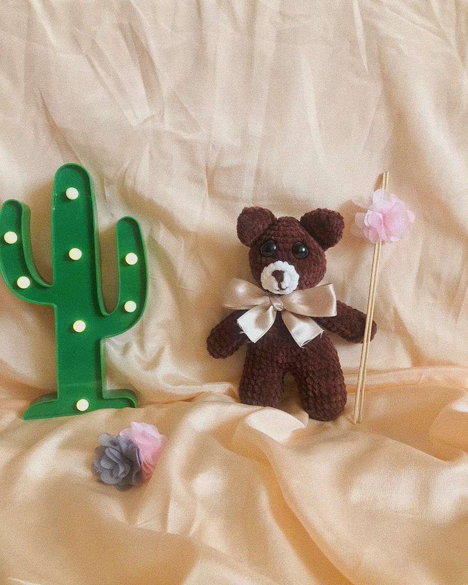 Herkese Kurdelesi Büyük Kendisi Küçük Kahverengi Ayıcık’tan Selamlar 🐻
🐣Boy: 22 cm
🧶Örgü İpi: #himalayadolphinbaby 
🛍Teslim Süresi: 7 Gün
💸Ödeme: Havale/EFT 
😊Kargo: Ücretsiz 
🤩İsteğe göre renk ve model seçebilirsiniz
💌Özel fiyatlarımız için mesaj atabilirsiniz