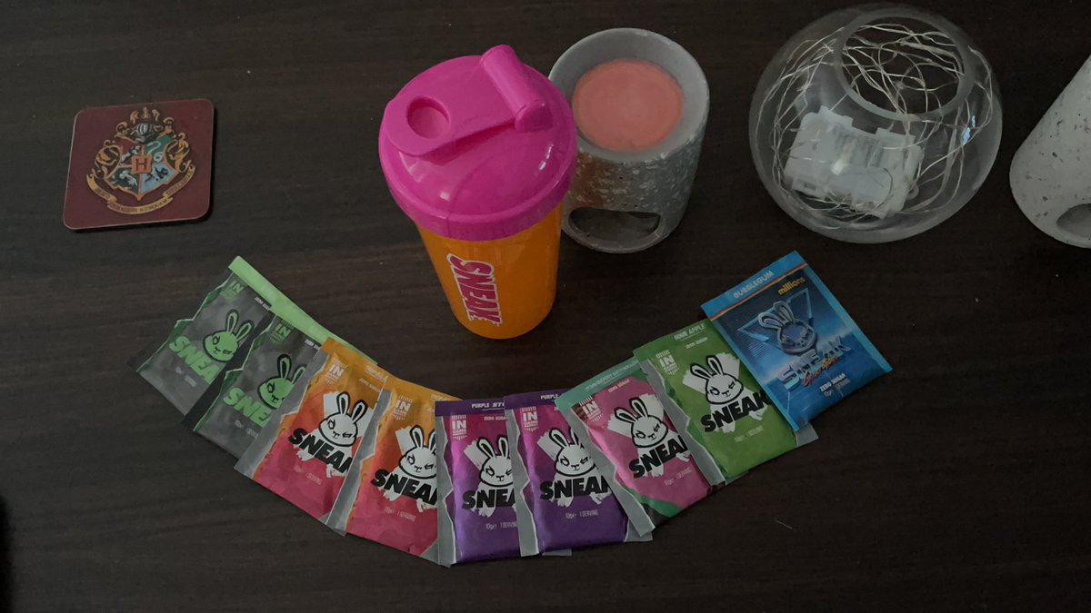 DanRawrz's tweet photo. @AmateurGamer18 they arrived yesterday but the photo was taken just now 😂 #SupportCreatorAG #Sneak #SneakEnergy https://t.co/3cZMN2eoG0