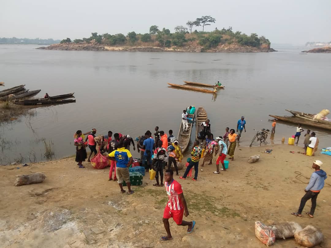 📍 South Ubangi province, DRC

Central African families continue to cross the Ubangi River using dugout canoes to seek refuge in the country. 

On 13 January, over 10,000 people arrived in a single day.