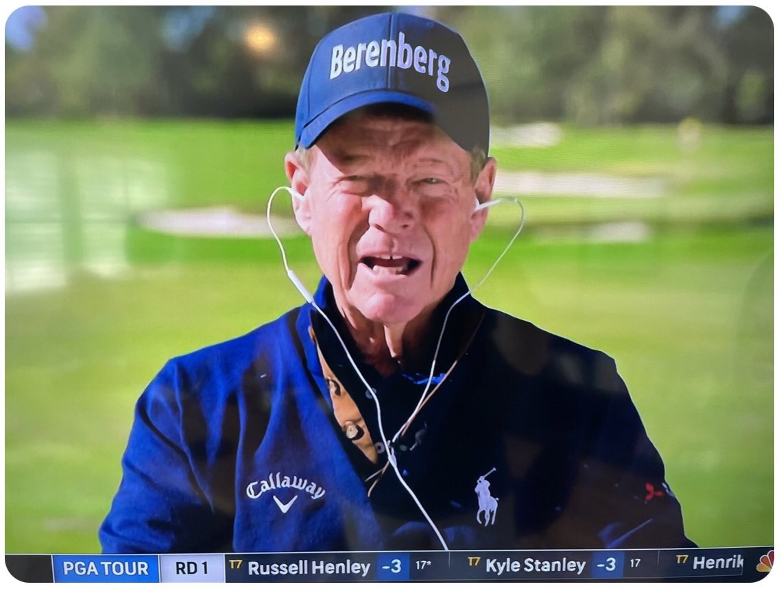 ChasingStatus1's tweet image. Doesn’t seem weird to me. This is how I wear my headphones while podcasting 🤷🏼‍♂️